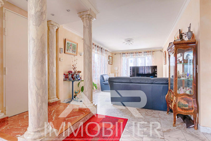 Maison - 300 m² - 8 pièces