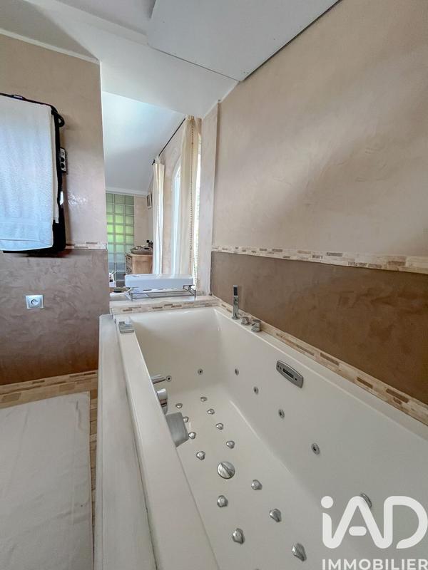 Maison - 245 m² - 9 pièces