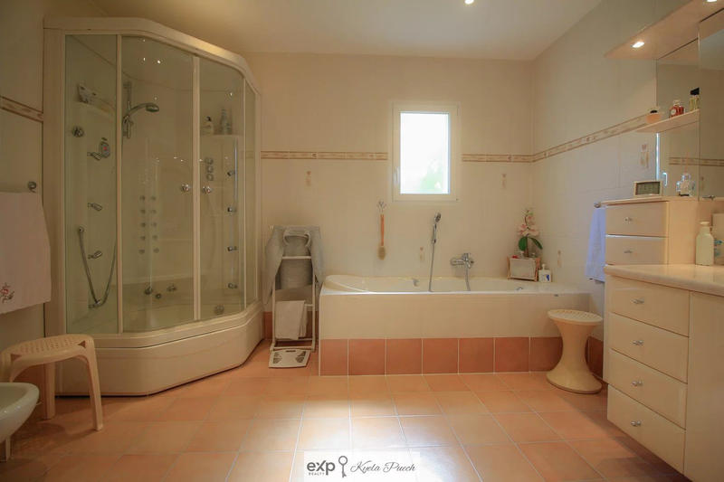 Maison - 238 m² - 8 pièces