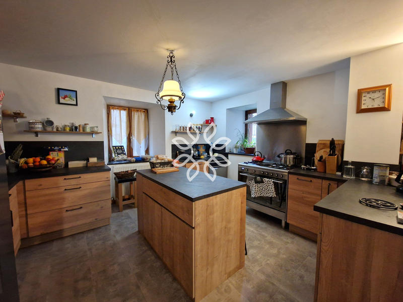 Maison - 236 m² - 9 pièces