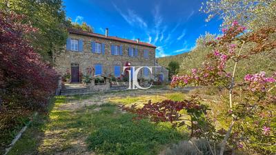 Maison - 196 m² - 8 pièces