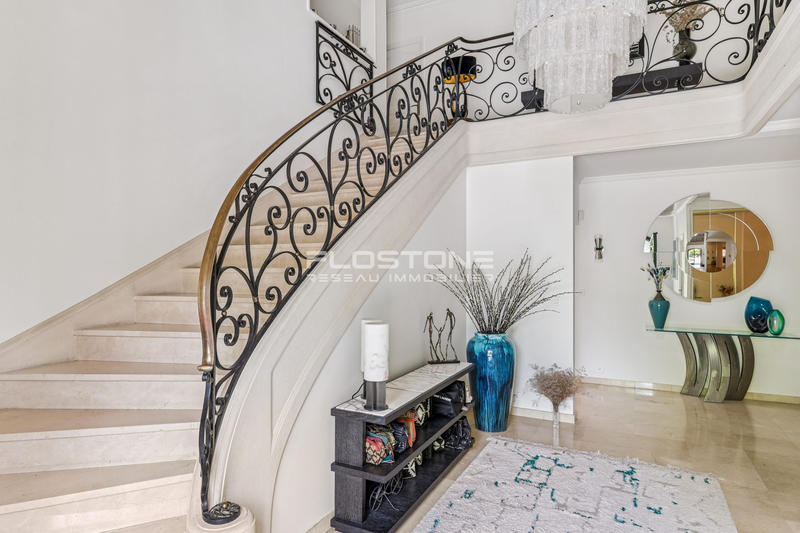 Maison - 240 m² - 8 pièces