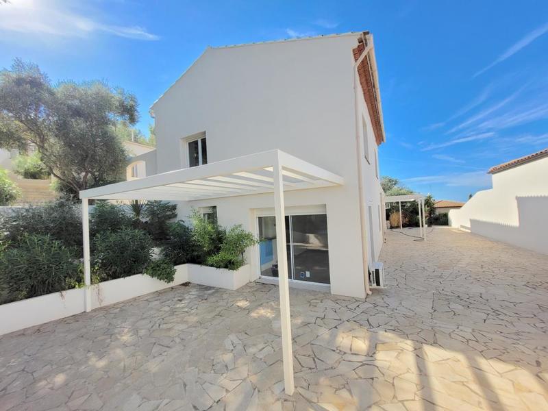 Maison - 256 m² - 8 pièces