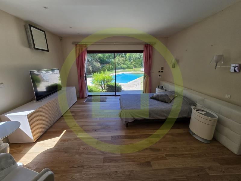 Maison - 260 m² - 6 pièces