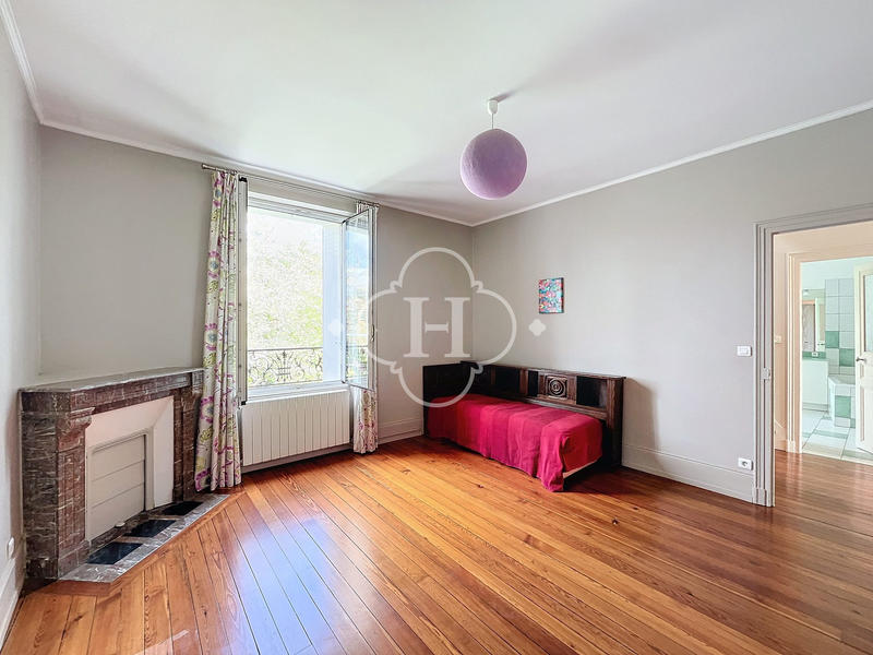 Maison - 225 m² - 8 pièces