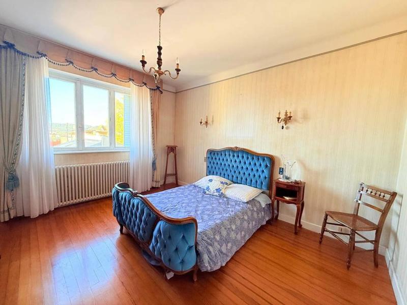 Maison - 210 m² - 8 pièces