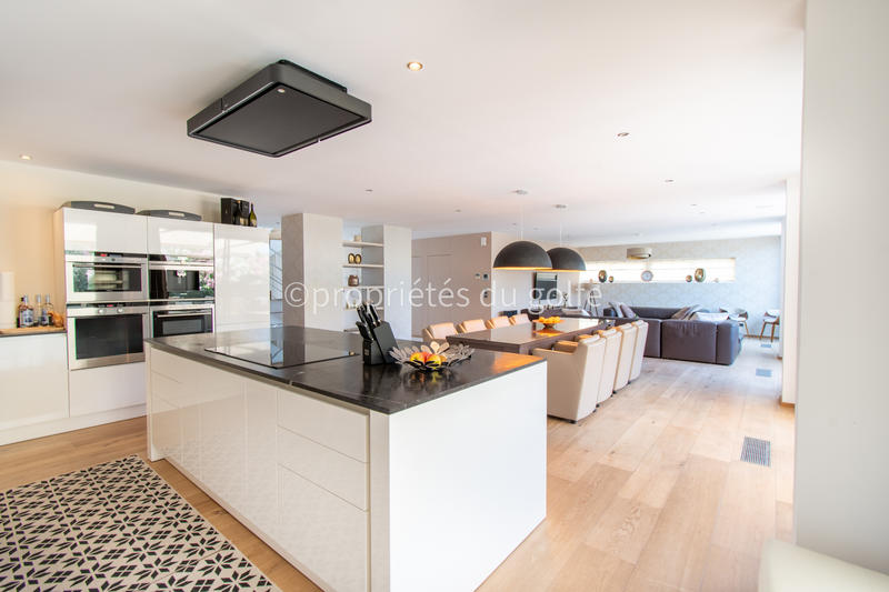 Maison - 305 m² - 7 pièces