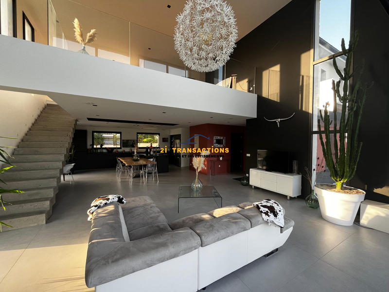 Maison - 240 m² - 6 pièces