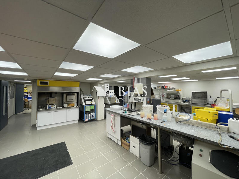 Local commercial - 220 m² - 9 pièces