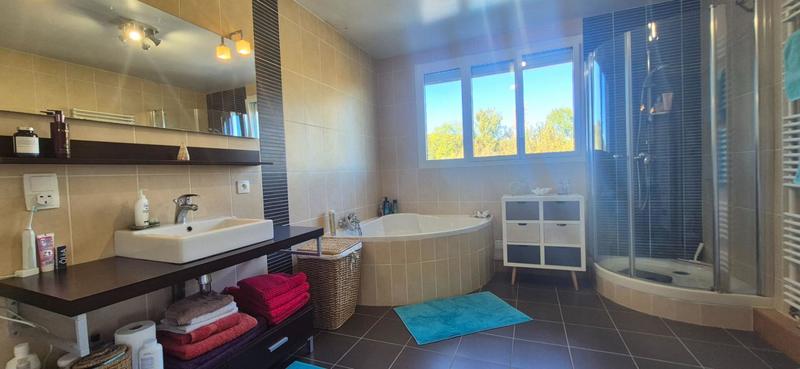 Maison - 230 m² - 8 pièces