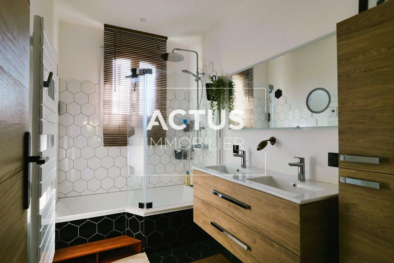 Maison - 227 m² - 10 pièces