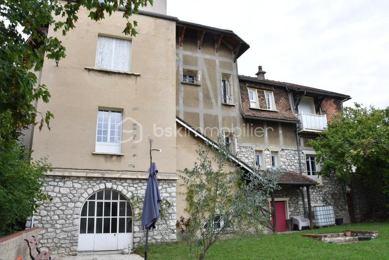 Demeure - 225 m² - 8 pièces