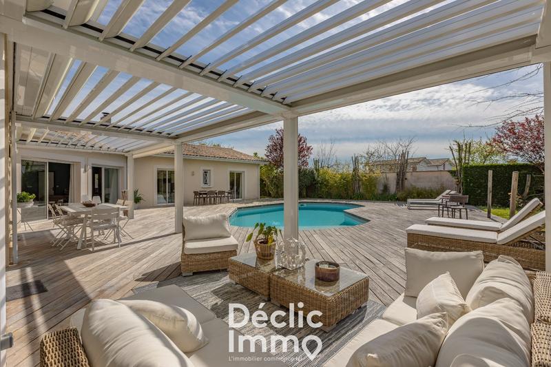 Maison - 235 m² - 7 pièces