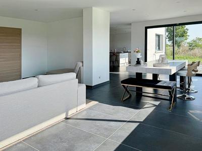 Maison - 210 m² - 6 pièces