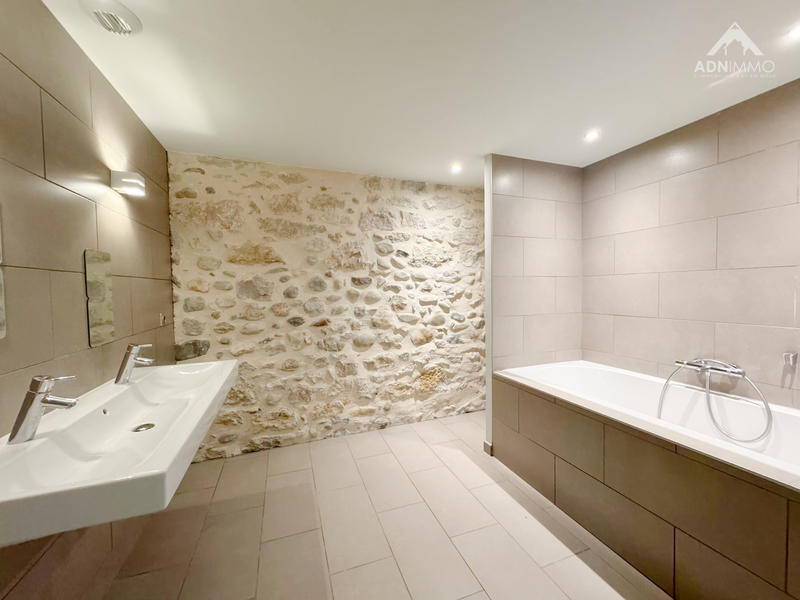 Maison - 225 m² - 7 pièces