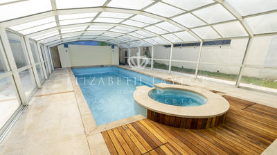 Propriété - 851 m² - 14 pièces