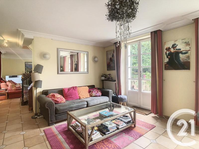 Maison - 235 m² - 10 pièces