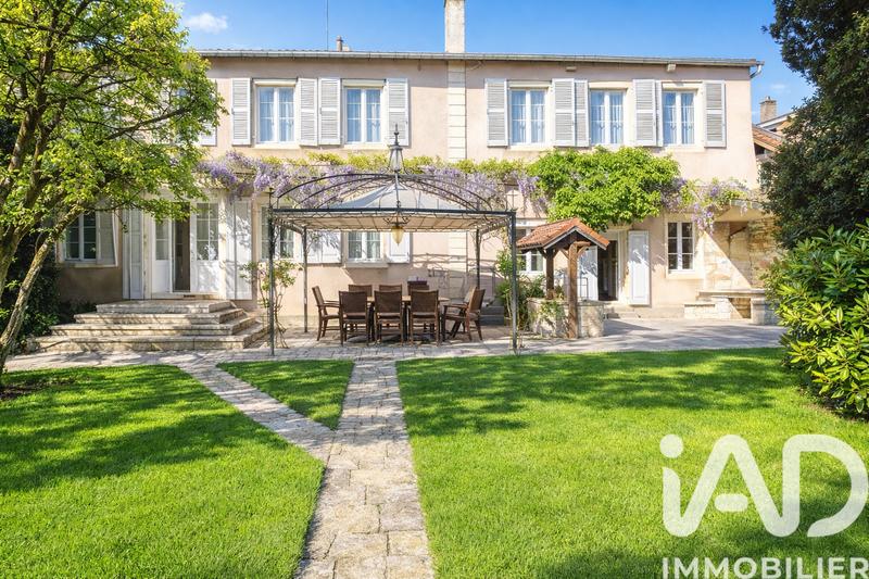 Maison de village - 362 m² - 10 pièces