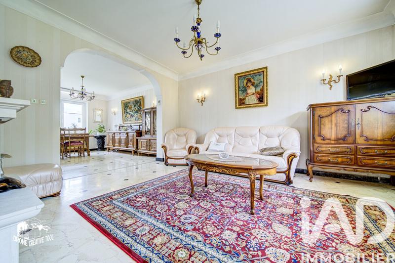 Maison - 242 m² - 8 pièces