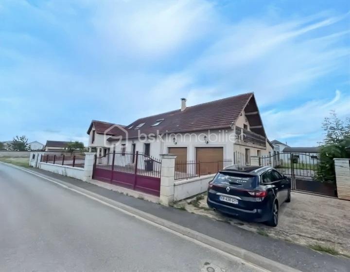 Maison - 220 m² - 10 pièces