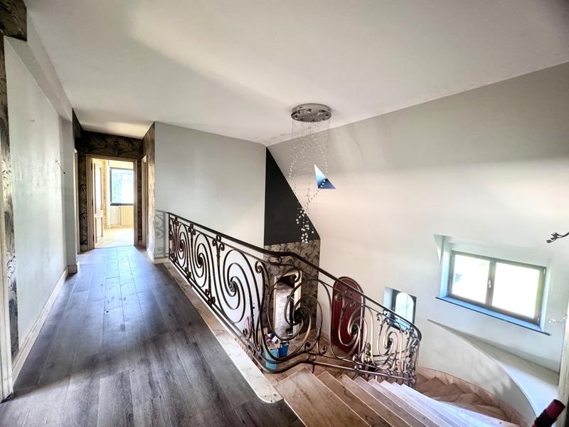 Maison - 252 m² - 9 pièces