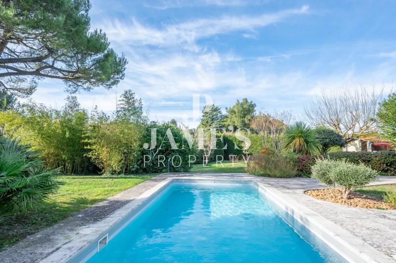 Maison - 210 m² - 8 pièces