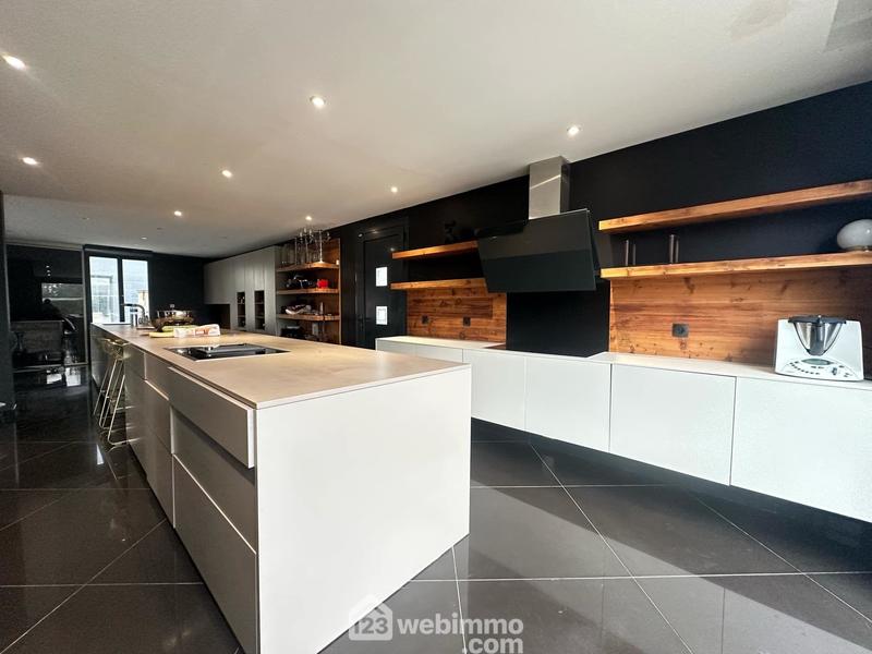 Maison - 730 m² - 10 pièces