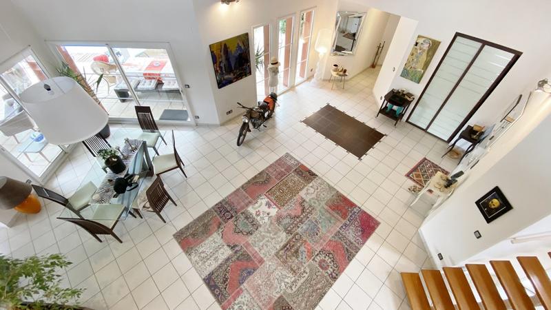 Maison contemporaine - 330 m² - 7 pièces