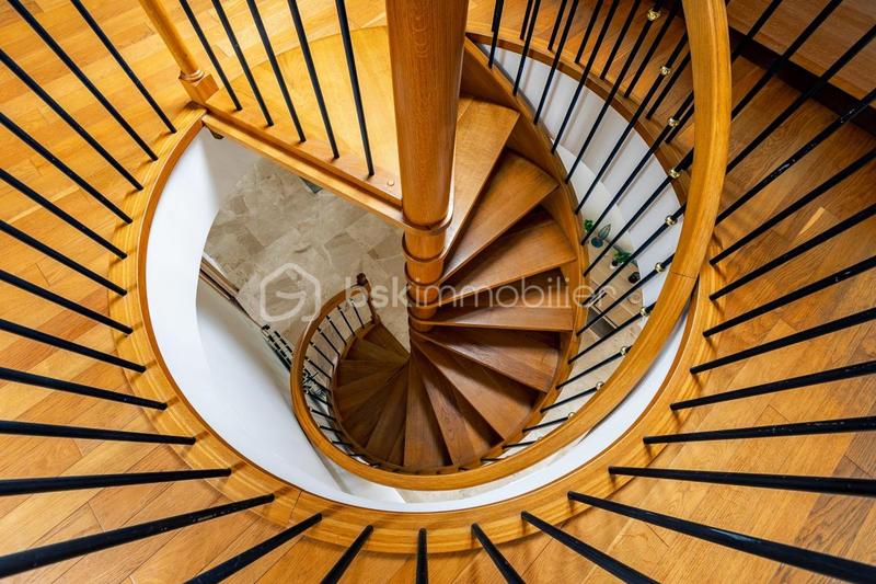 Propriété - 453 m² - 9 pièces