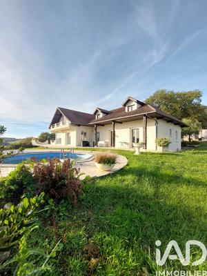 Maison - 228 m² - 7 pièces