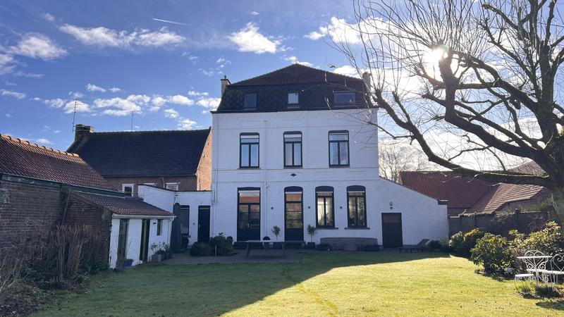 Maison - 285 m² - 8 pièces
