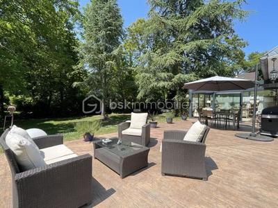 Propriété - 263 m² - 7 pièces