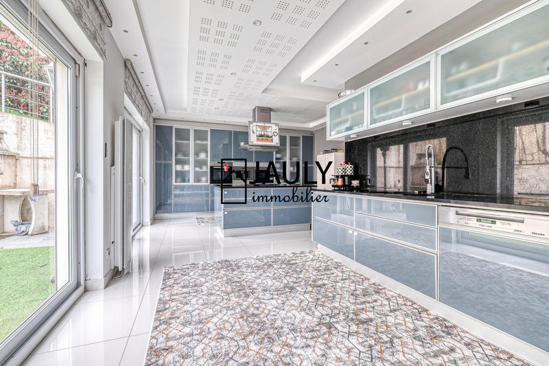 Maison - 340 m² - 10 pièces