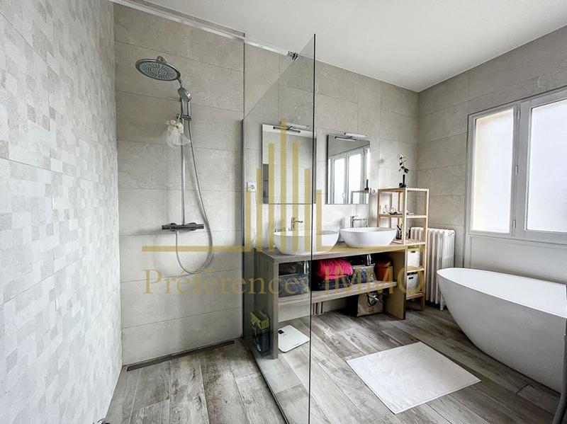 Maison - 240 m² - 8 pièces