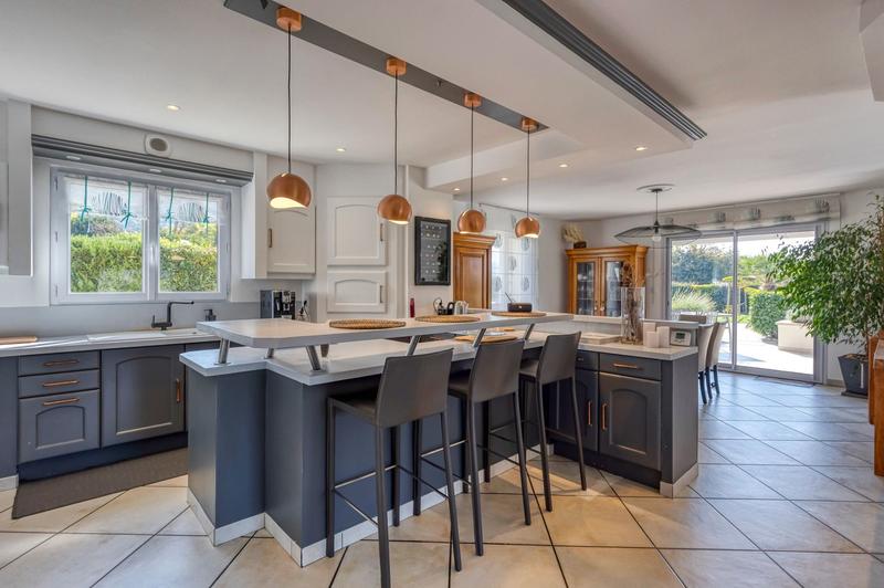 Maison - 246 m² - 10 pièces