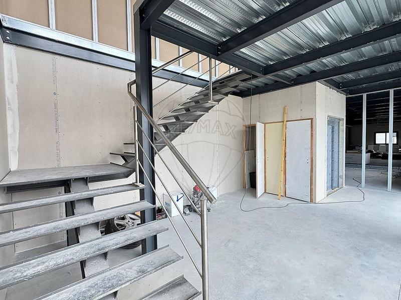 Local commercial - 700 m² - 1 pièce