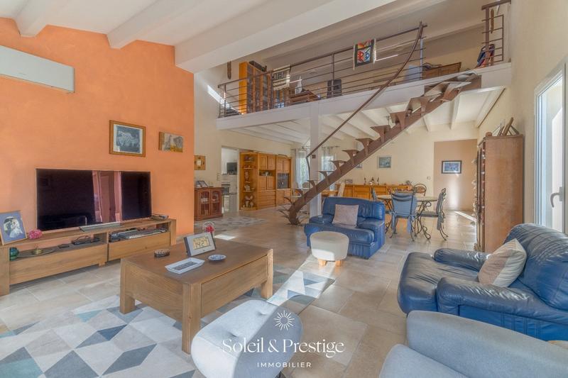 Maison - 220 m² - 5 pièces