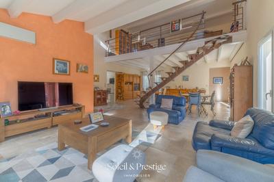 Maison - 220 m² - 5 pièces