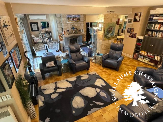 Maison traditionnelle - 330 m² - 8 pièces