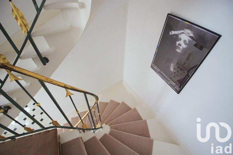 Maison - 290 m² - 9 pièces