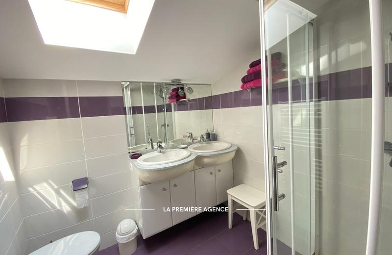 Maison traditionnelle - 271 m² - 10 pièces