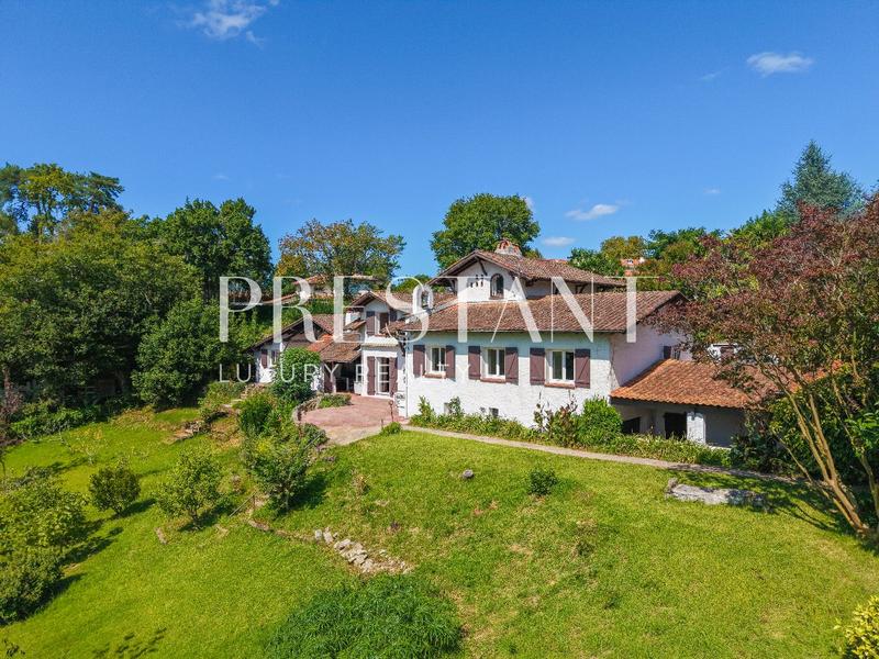 Maison - 256 m² - 12 pièces