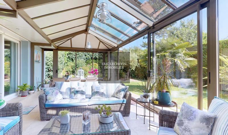 Villa - 221 m² - 8 pièces