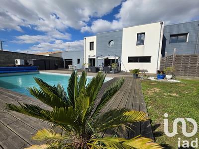 Maison - 234 m² - 8 pièces