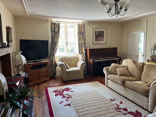 Propriété - 213 m² - 8 pièces