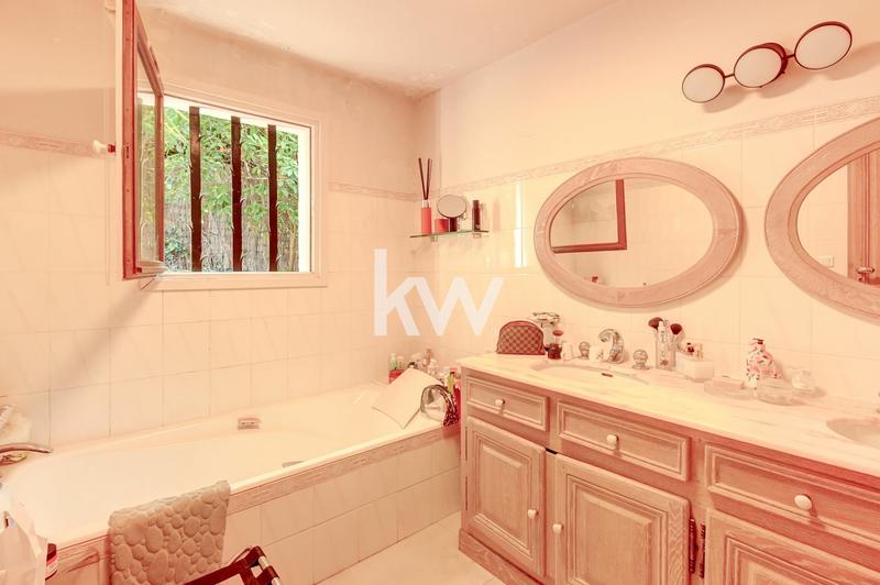 Maison - 204 m² - 6 pièces