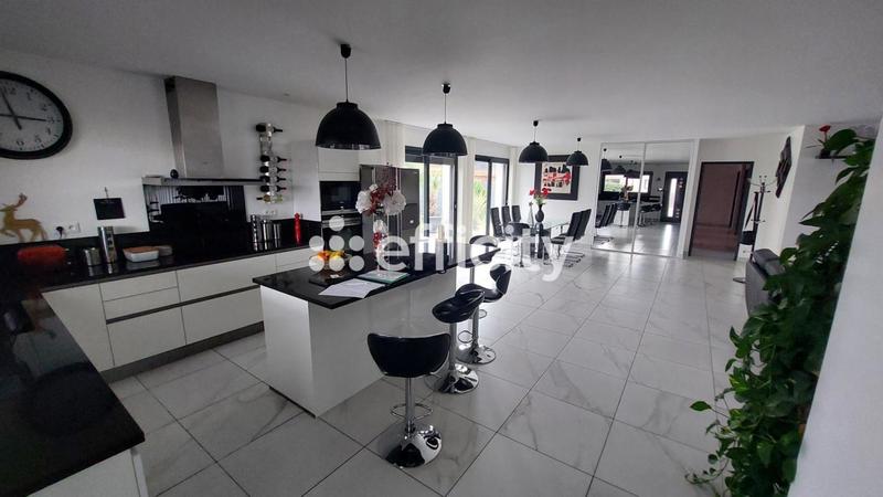 Maison - 176 m² - 7 pièces