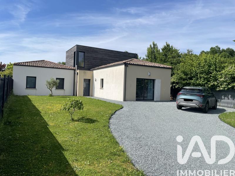 Maison - 186 m² - 9 pièces