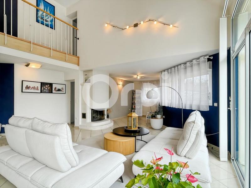 Maison - 260 m² - 9 pièces