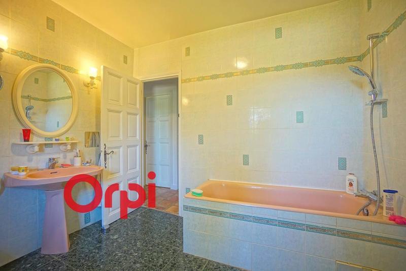 Maison - 225 m² - 8 pièces